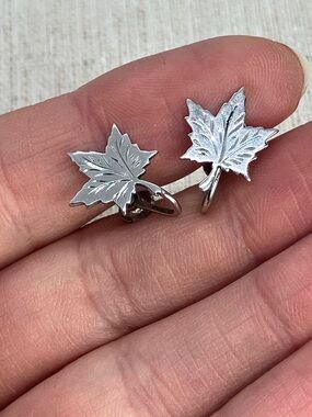Vtg 925 Sterling Silver Canadian Canada Maple Leaf Screw / Clip on Earrings
